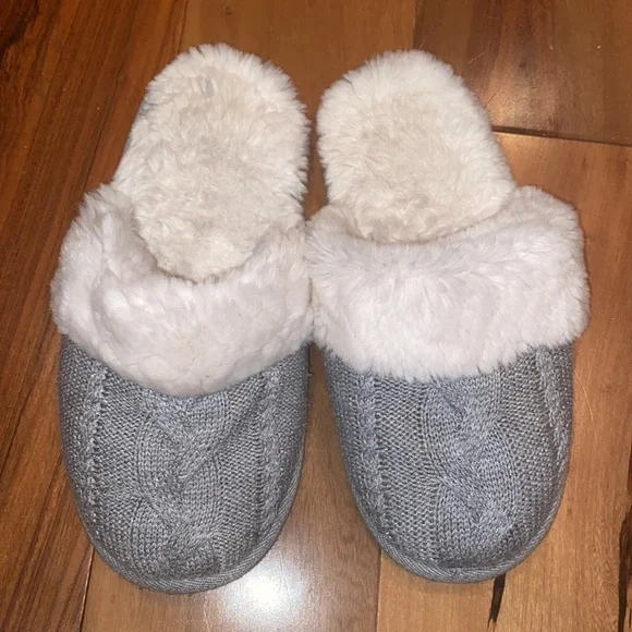 LIKE NEW- VICTORIAS SECRET CLOSED TOE FAUX FUR SWEATER SLIPPERS - SIZE MEDIUM - Picture 3 of 7